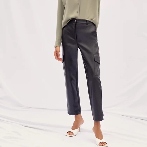 Aritzia Pants - Aritzia/Wilfred Modern Cargo Pants in Black Size 2 PERFECT CONDITION